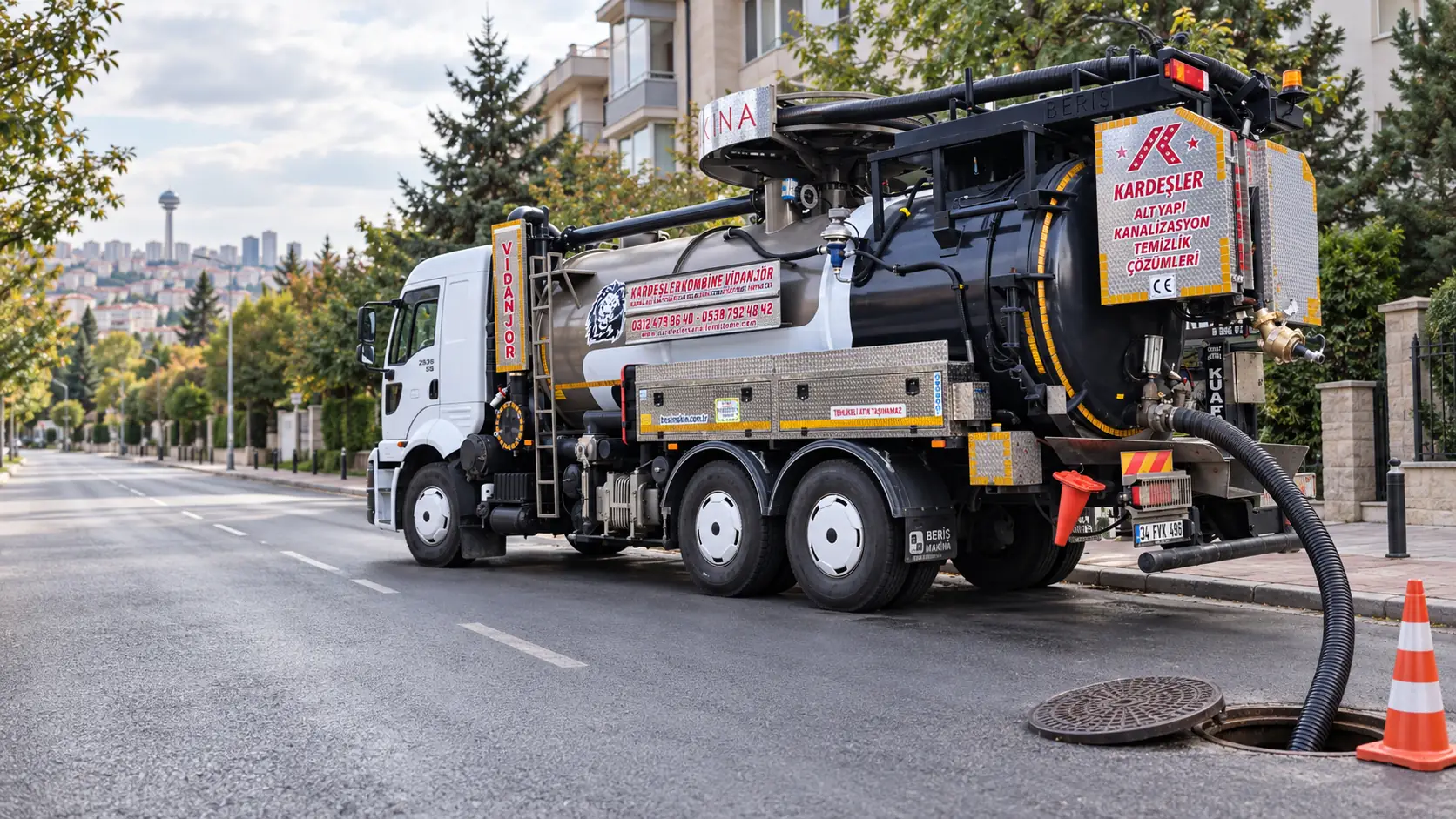 Kardeşler kombine kanal açma aracı ve kanalizasyon hattında çalışma