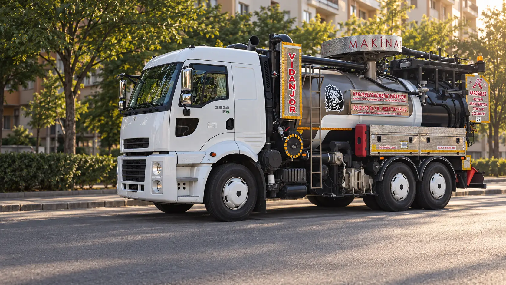 Kardeşler beyaz kabinli kombine vidanjör aracı