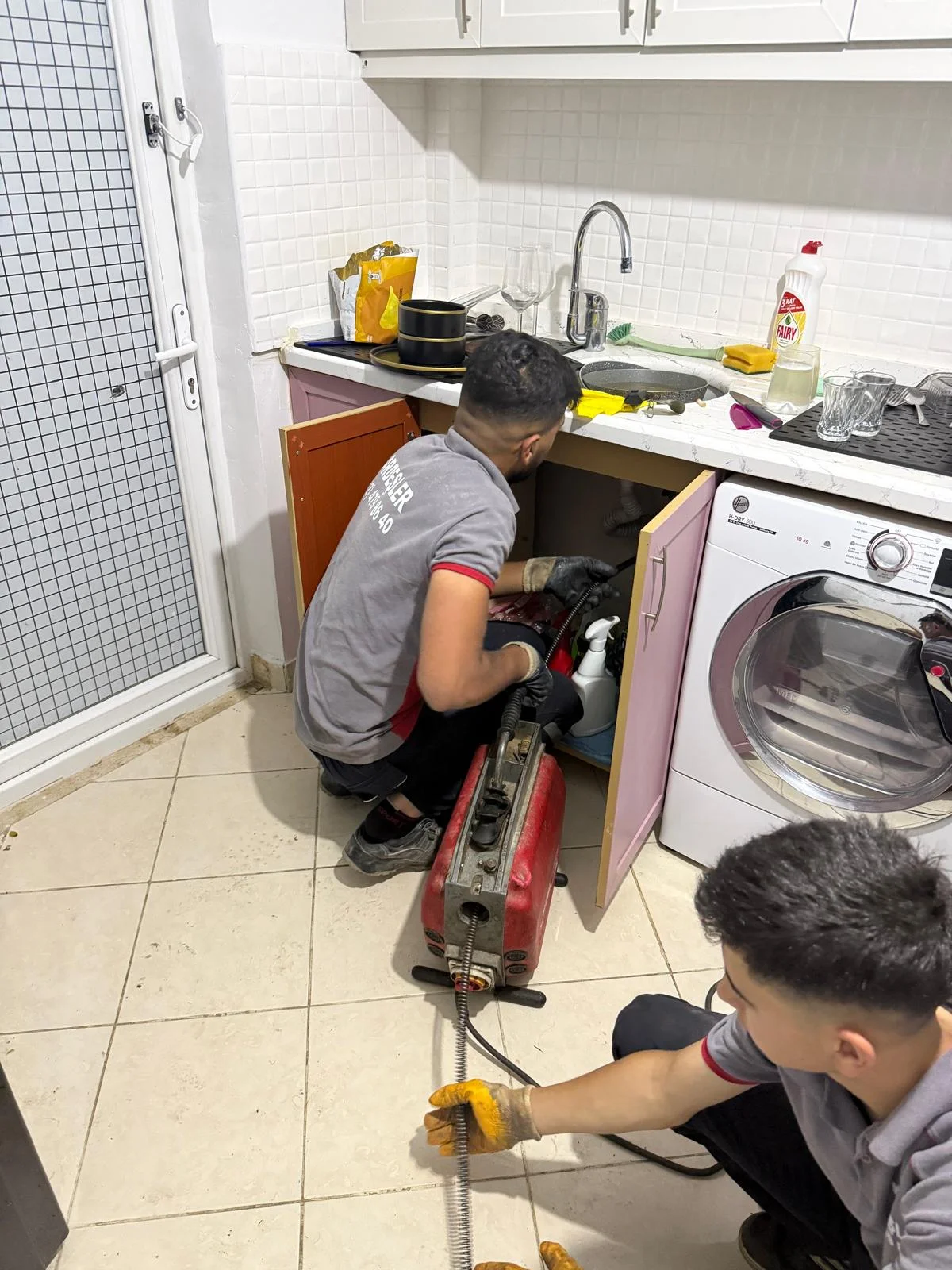 Mutfak lavabosunun giderine spiral makineyle müdahale eden Kardeşler ekibi