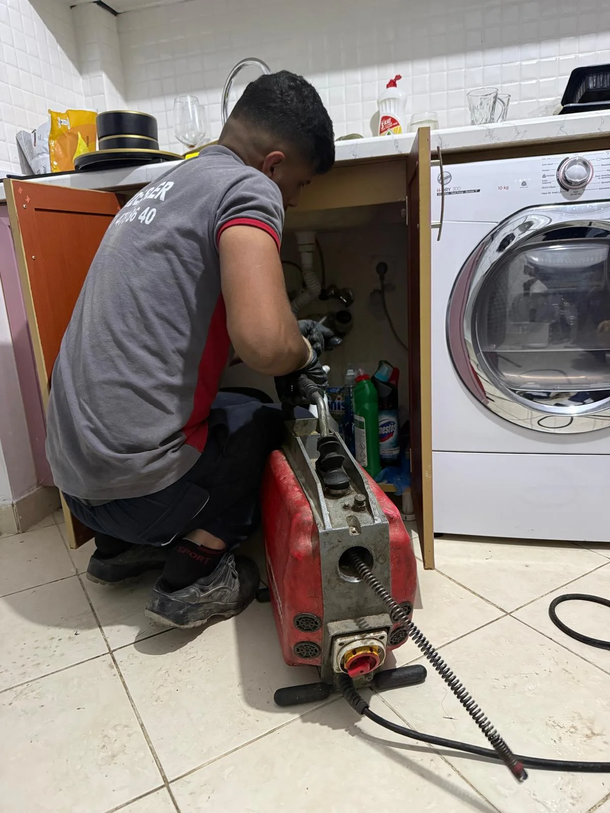 Mutfak lavabosunun altında spiral makineyle gider açma