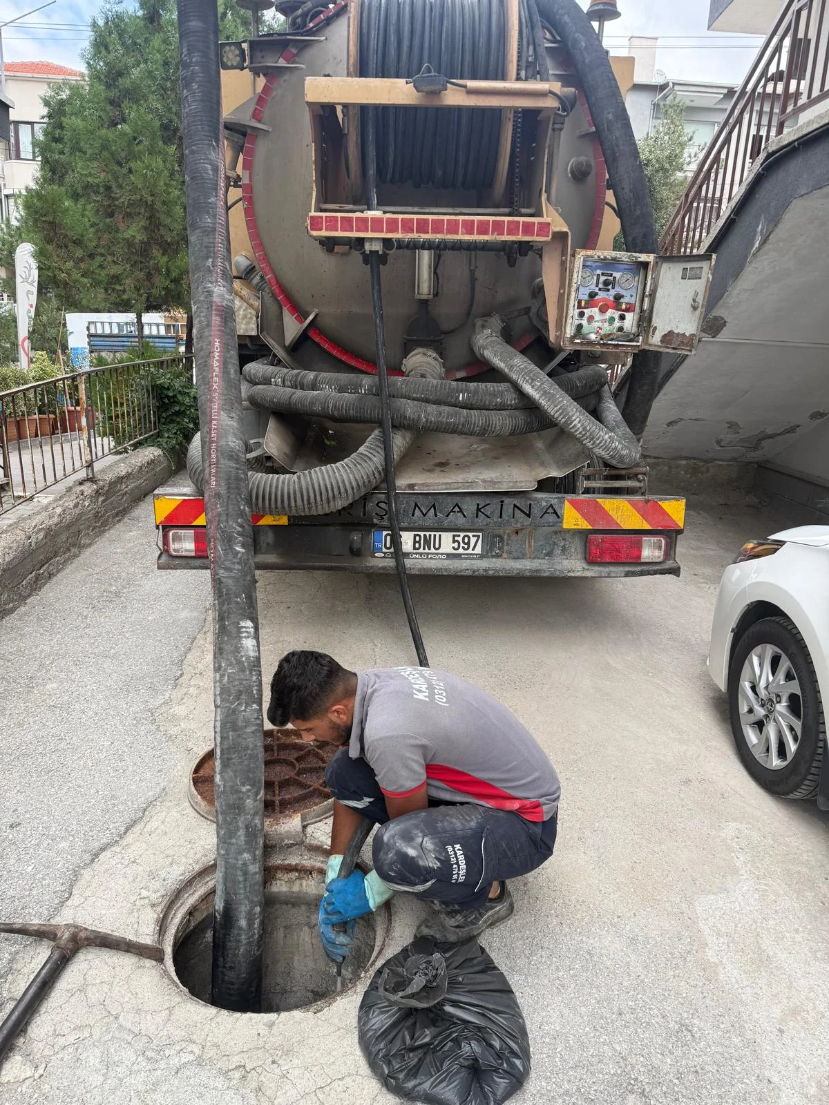 Rögar ağzında hortum ve ekipmanla çalışan Kardeşler personeli