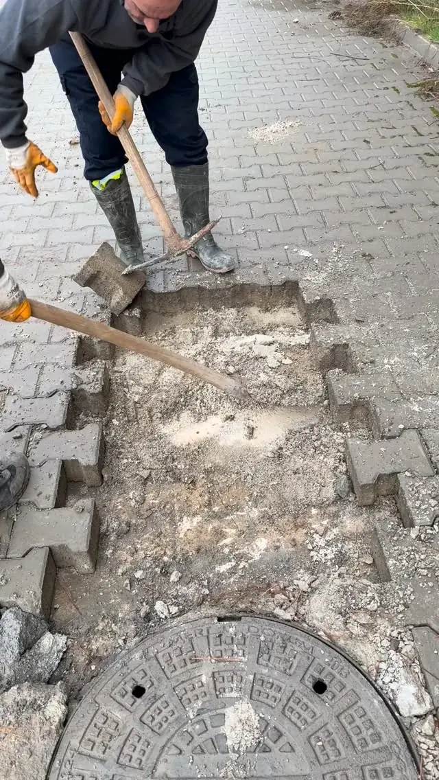 Kardeşler ekibinin kanalizasyon hattında çalışması
